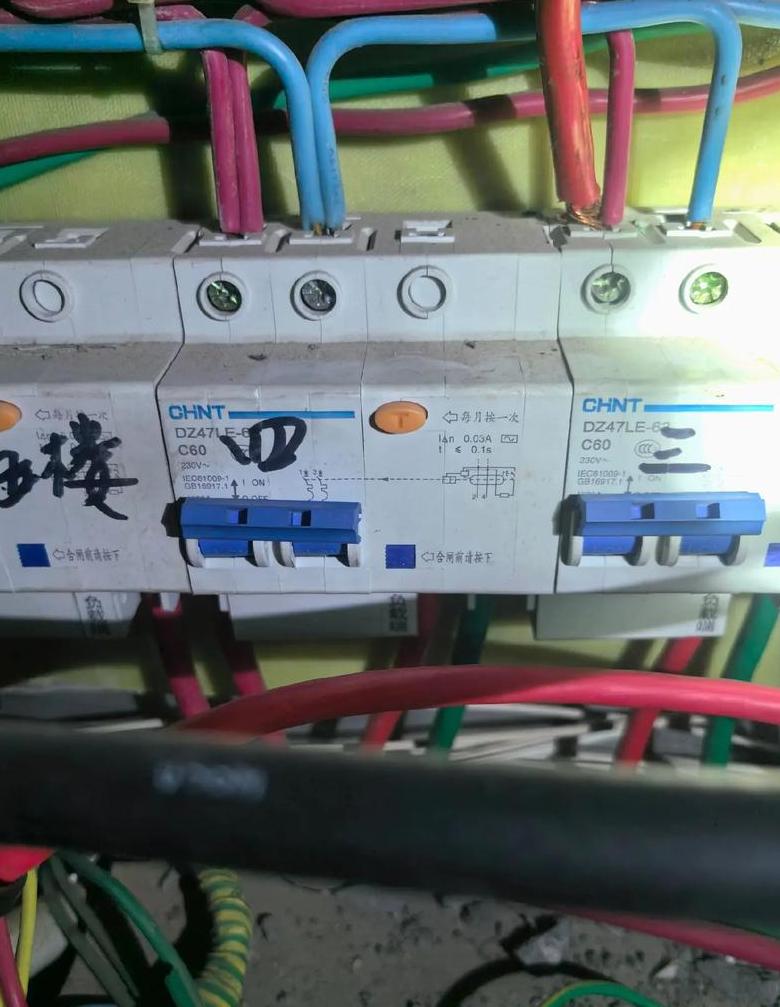 空开响了一声没有跳闸却断电了