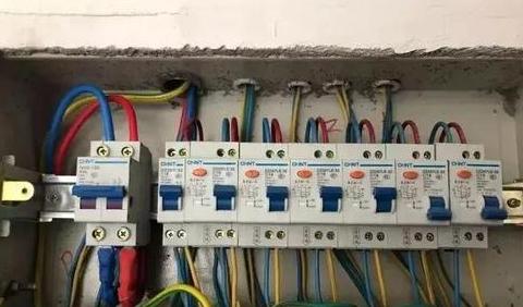 三相空气开关接线指南及火线零线识别方法