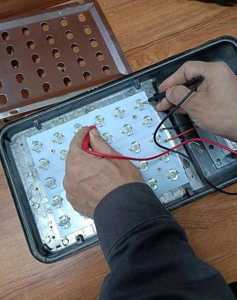 led灯珠焊接方法电烙铁