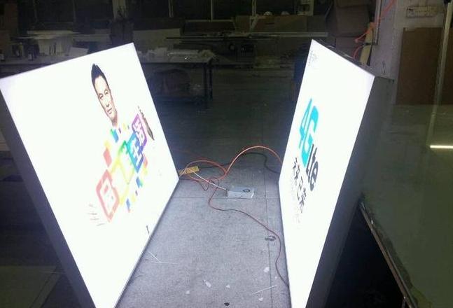 软膜灯箱背板什么材质