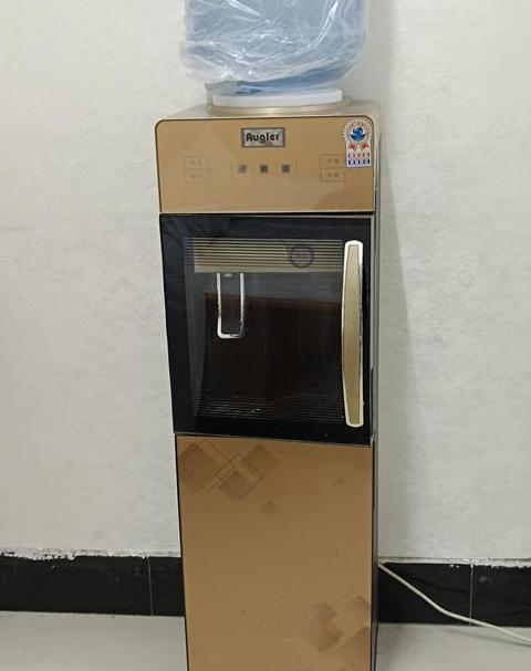 揭秘：纯净水桶吸管滑腻原因及塑料用品安全指南